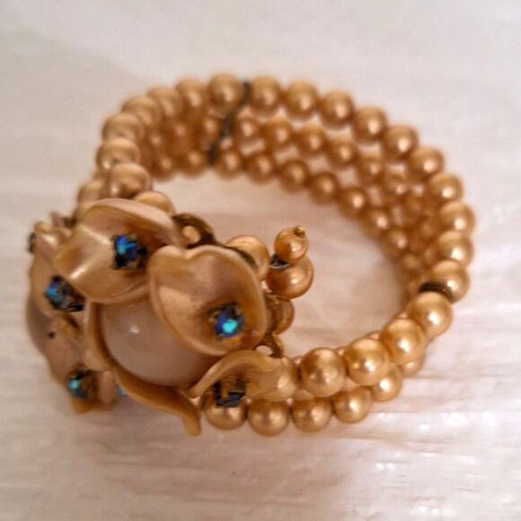 A Women's Vintage Costume Jewelry Bracelet Memory Wire Faux Pearl Grannycore. - Picture 2 of 7